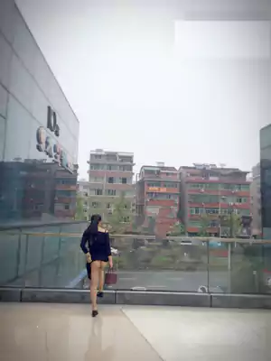 在一家大公司上班管财务的白领竟然不穿内裤 办完事回公司的路上