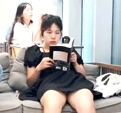 读书女孩-在新华书店的软座上 有位专心读书的女孩