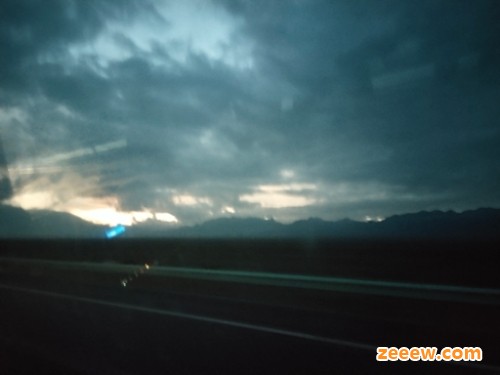 新疆赛里木湖附近小雨夜幕降临时的风景