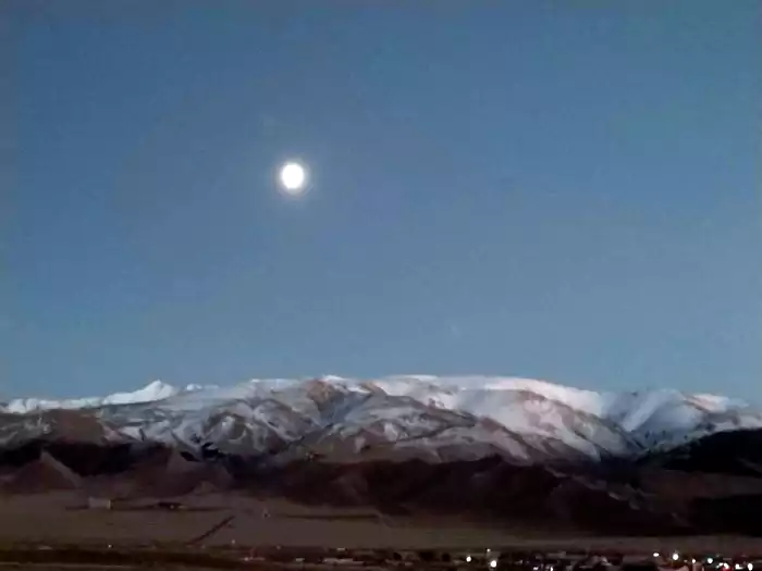 站在阿热勒托海牧场看到的雪山和月亮