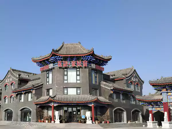 洛阳杨湾的花语家民宿 酒店以民宿风格为主 多名雕刻工艺师历经近一年完成