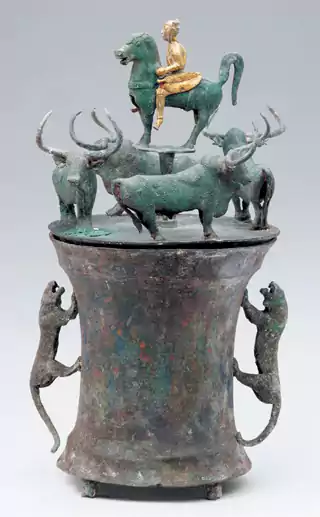 35 四牛环绕 富可敌国-鎏金骑士贮贝器-国宝文物