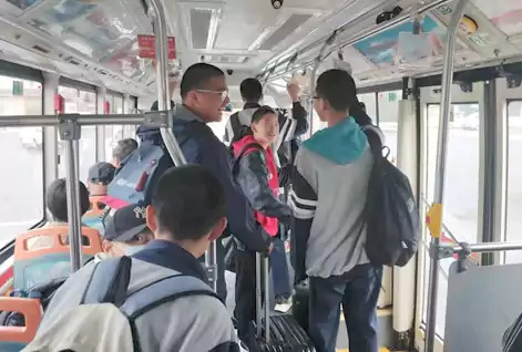 充满了活泼 充满了希望 充满了怜爱-邂逅少年学生在38路公交上