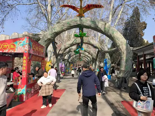 2024年春节洛阳王城公园妆扮有特色 通往动物园的桥北矗立着武则天大型扎像