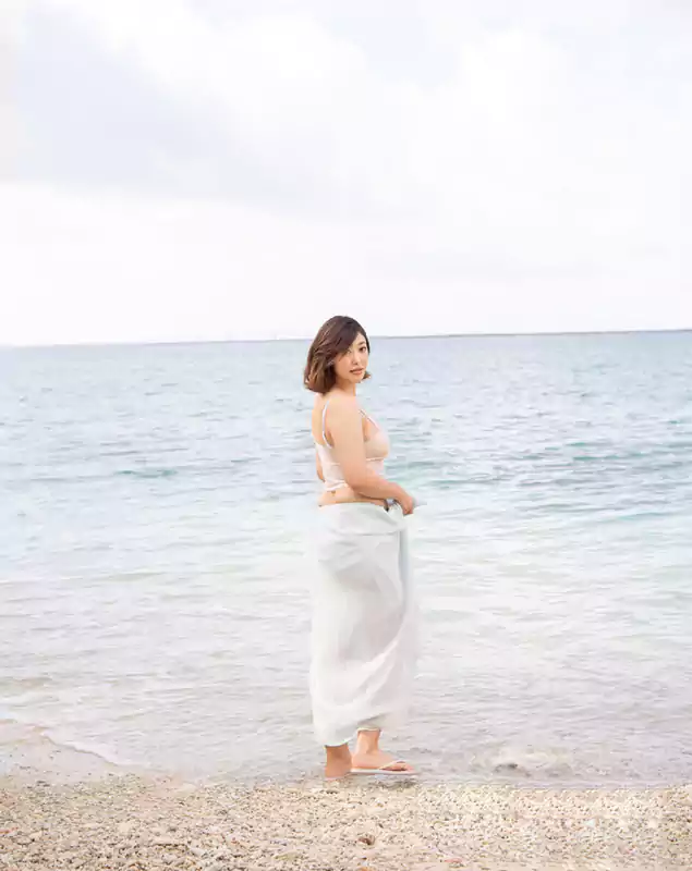 海边的女孩子 和城市里的男孩一点也不一样 相比于城市喧哗我更喜欢海边傍晚的宁静