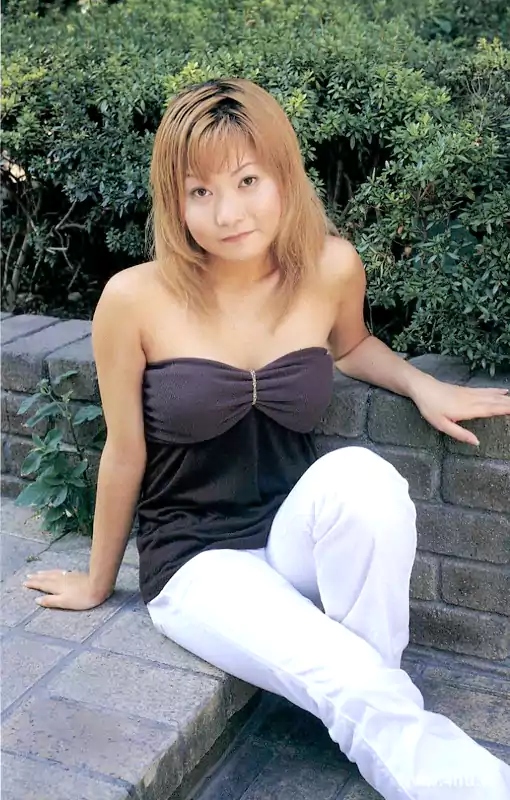她的性格温柔而坚韧 既有女子的柔情似水 又有不屈不挠的毅力