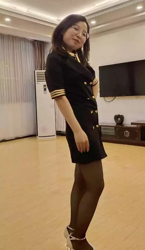 这女子歪着头 努着喙冲我笑 仿佛是一幅生动而温馨的画面