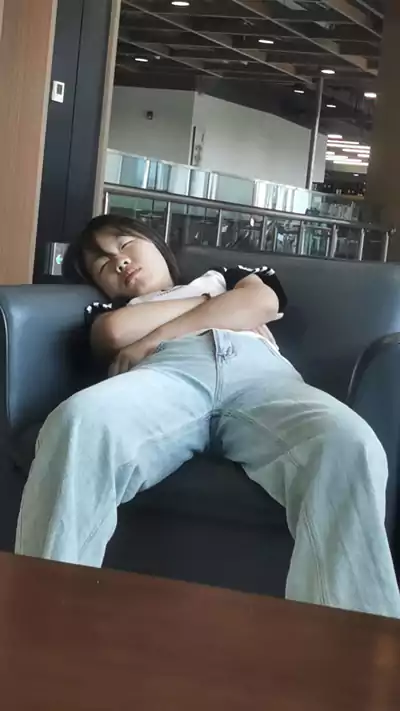 ‌在洛阳图书馆读书读困了睡在沙发上的美女读者-那是一个初秋宁静的午后
