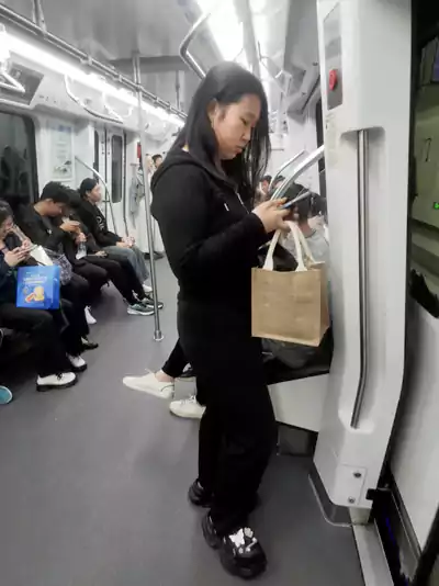 《记地铁偶遇佳人》地铁轰鸣驶向前 人海茫茫忽见仙 黑衣如墨映眸底 长发披肩舞翩跹
