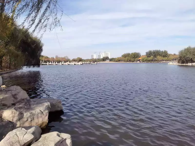 距离鸿嘉星城不远有一个湖叫红莲湖她是桓台的一个水域公园