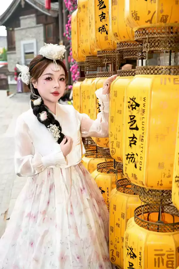 《洛邑古城中穿汉服的姑娘》洛邑古城宛如一颗熠熠生辉的明珠