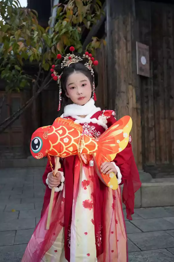 《洛邑古城中穿汉服的姑娘》洛邑古城宛如一颗熠熠生辉的明珠