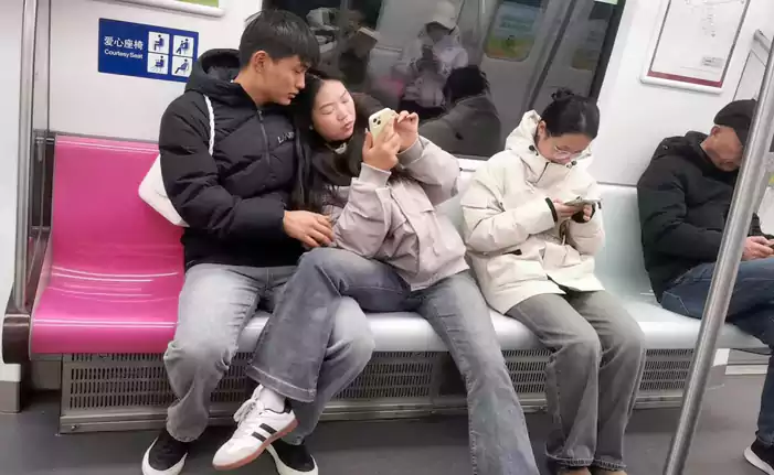 地铁上的恋人 我很羡慕地铁上这对恋人 一对年轻恋人在地铁上俩人紧挨着坐在一起