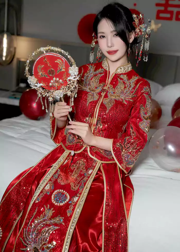 穿红色装的新娘  在光与影交织的殿堂 身着红装 宛如玫瑰绽放