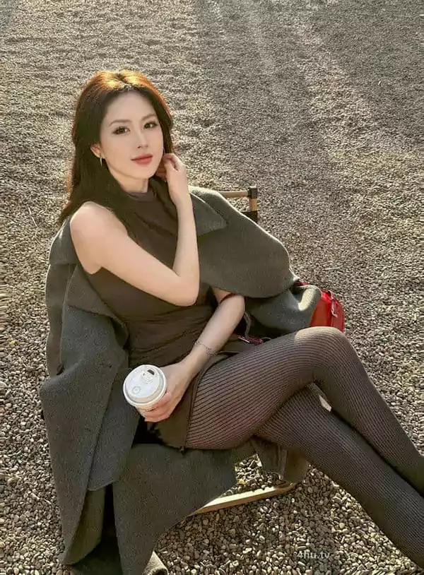 美女艺术照赋  华堂熠熠映朱颜 四美同框意态闲