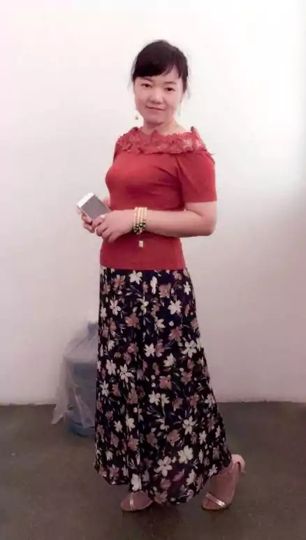 观照遇佳人 相纸凝光映丽姝 红衫短袖韵如荼 长裙曳地风情绕