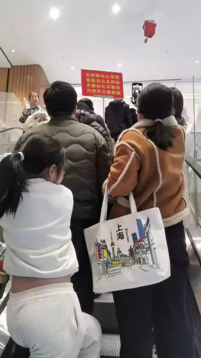 稀奇 洛阳大卫天地丹尼斯两个漂亮的姑娘在繁华的超市高举牌子要招上门女婿