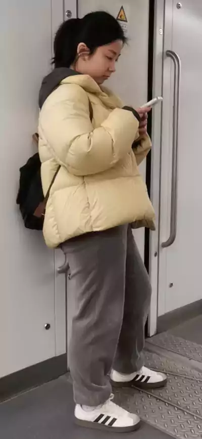 赞纯朴可爱女子  素面视屏韵自嘉 双眸澄澈映流霞 娇憨自然梨涡浅