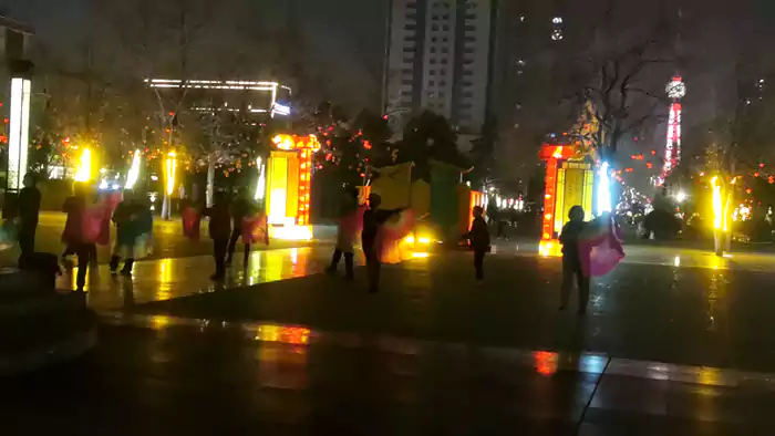 今夜天气暖和 春风拂面 想到外面去逛逛 先是到了大卫天地