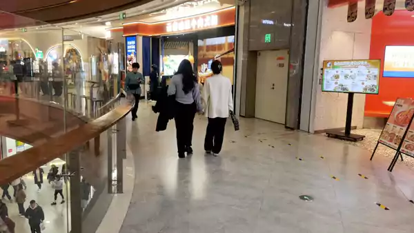 七律《夜赏王城公园》与《夜逛大卫天地》夜幕垂纱覆古园 华灯初照影斑斑