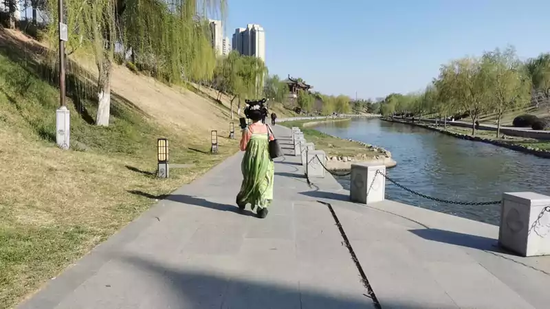 三月十九日游大运河文化公园 这日阳光明媚到处一片春意即兴写七律四首