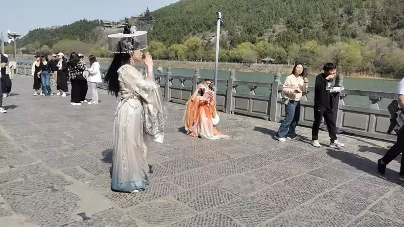 2025年3月22日下午在洛阳龙门景区 卢舍那佛龛下的石板路上相机记录