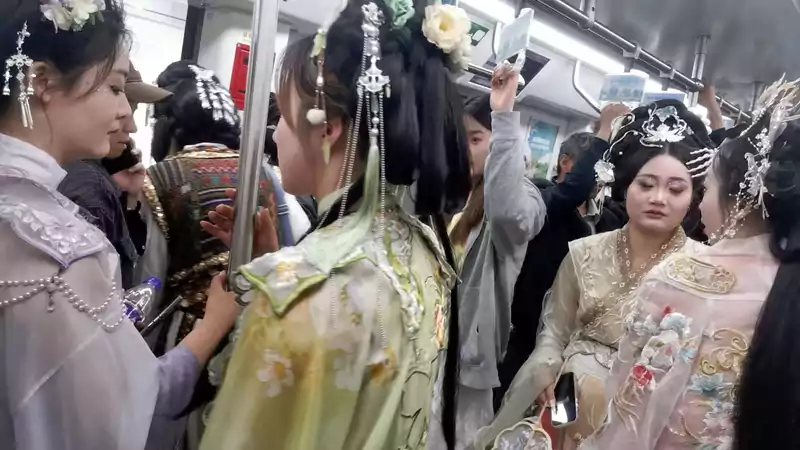 洛阳地铁逢汉服诸客二首 洛邑春潮涌 清明客似梭 车厢人若蚁
