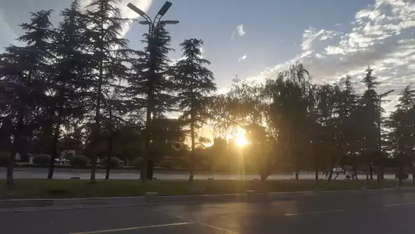 五律 夕阳二首（云绡裁绮色 熔彩铸金轮  霞吻千山醉 波摇万壑皴）