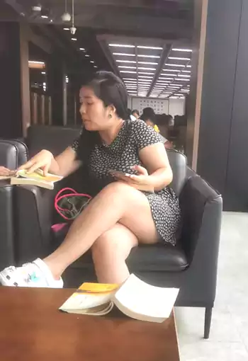 午后在图书馆看到教孩子学习的妈妈