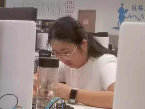 五律两首《学韵》《勤读佳人》作者 洛阳 唯爱
