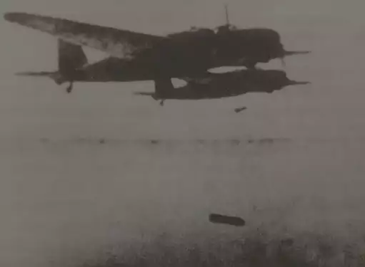 日机正在重庆市上空投弹 特殊炸弹(1940年6月6日)纪念中国人民抗日战争暨世界反法西斯战争胜利80周年