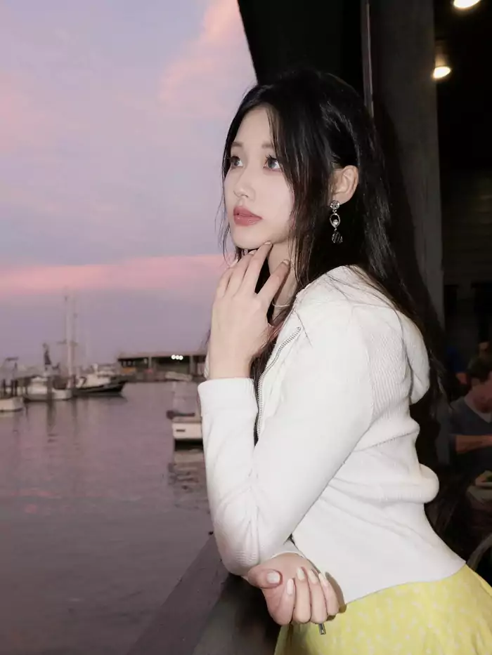 危樯矗处倚红妆 极目沧溟接大荒 万斛舟轻如叶泛 遥随鸥鹭入云光