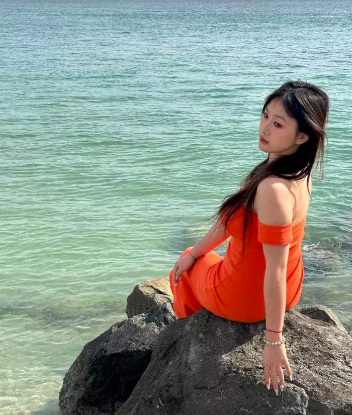七言排律：观海礁红衣女：沧溟万里接天悠 独倚危礁瞰碧流