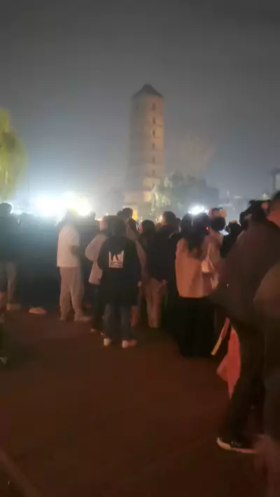 咏文峰塔：洛邑标奇塔 凌霄势自雄 青砖凝古意 飞檐琢精工