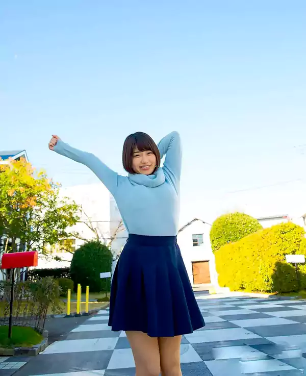晴日少女-五言排律：晴光满长街 少女立方砖 浅衫舒玉臂 蓝裙展云钿