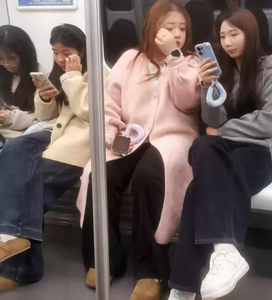 丰腴的女子:云鬓轻垂衬玉容 丰姿绰约胜芙蓉 眉含秋水凝温婉
