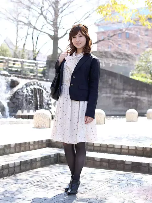 七律-春园偶遇:春阳碎落砖阶上 一树新黄映旧墙 七律-春园偶遇:春阳碎落砖阶上 一树新黄映旧墙