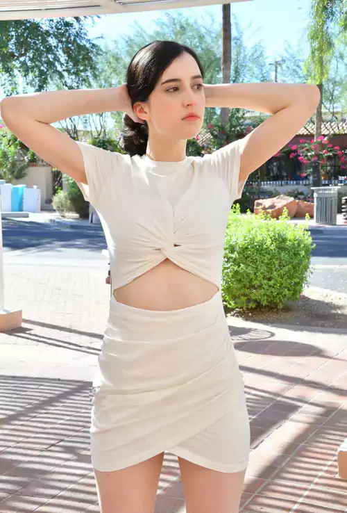 看图写诗-夏光里的白裙：晴光裁碎在她素白的裙角-自由诗