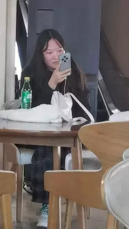 五言排律-《闲坐自拍》暖室浮轻霭 晴光落案沿