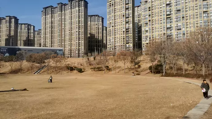 三九天 我和女友在日光里的土坡上玩