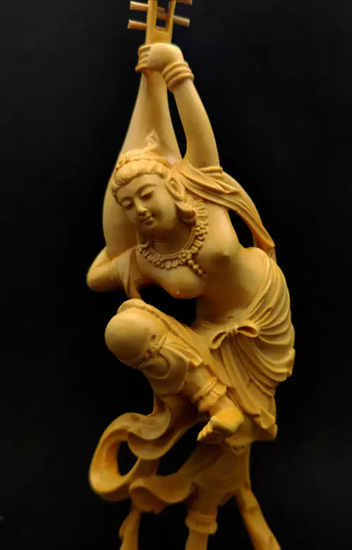 指尖上的敦煌：黄杨木雕《反弹琵琶》