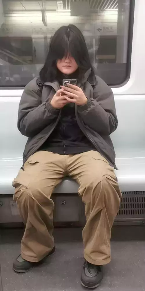 地铁里的 “无脸” 旅人：地铁的车厢像一口移动的铁盒子