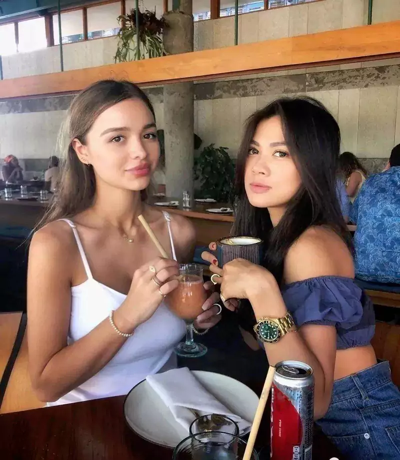 看图作诗-双姝雅聚：晴窗映翠影参差 双姝并坐话清时