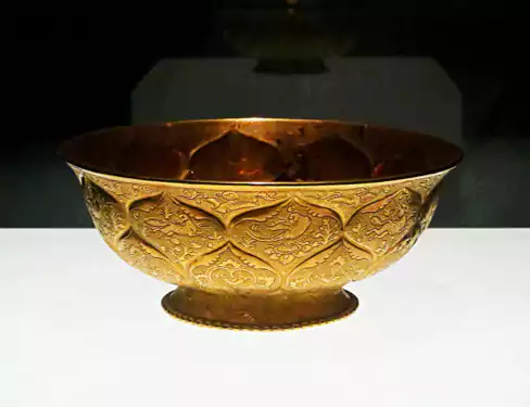 何家村窖藏出土的 “鸳鸯莲瓣纹金碗” 是纯金打造 是真正的 “大唐第一金碗”