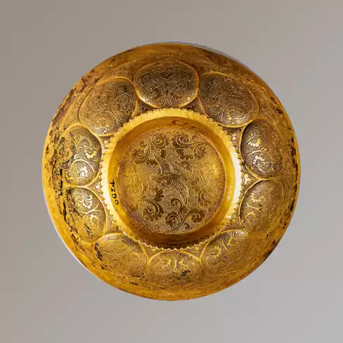 何家村窖藏出土的 “鸳鸯莲瓣纹金碗” 是纯金打造 是真正的 “大唐第一金碗” 何家村窖藏出土的 “鸳鸯莲瓣纹金碗” 是纯金打造 是真正的 “大唐第一金碗”