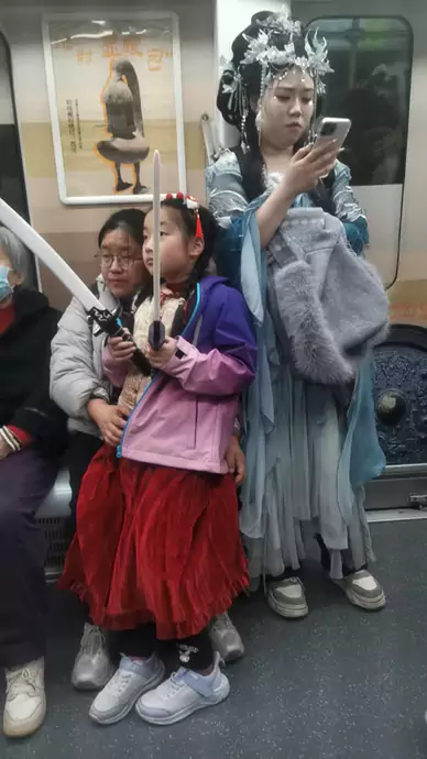 长诗-洛阳地铁相遇：地铁车厢风乍起 忽逢仙袂落尘泥