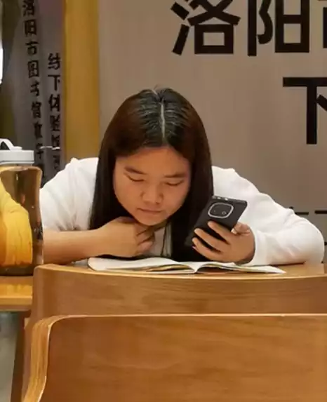 观洛阳图书馆闲读图：洛馆晴光漫木筵 垂头慵倚鬓丝连