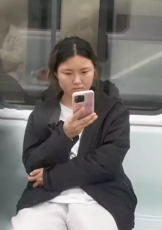 赠地铁玫瑰:你端坐于城市的钢铁洪流之上