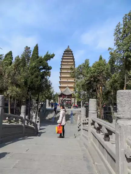 咏洛阳齐云塔：古塔临伊洛 浮图立古津 层檐凌碧汉 孤影照芳尘