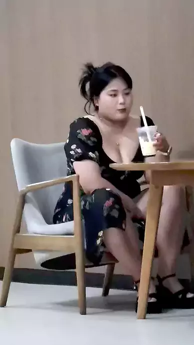 雅文配雅图-闲坐品茗图文：  简室素墙 木椅清宁